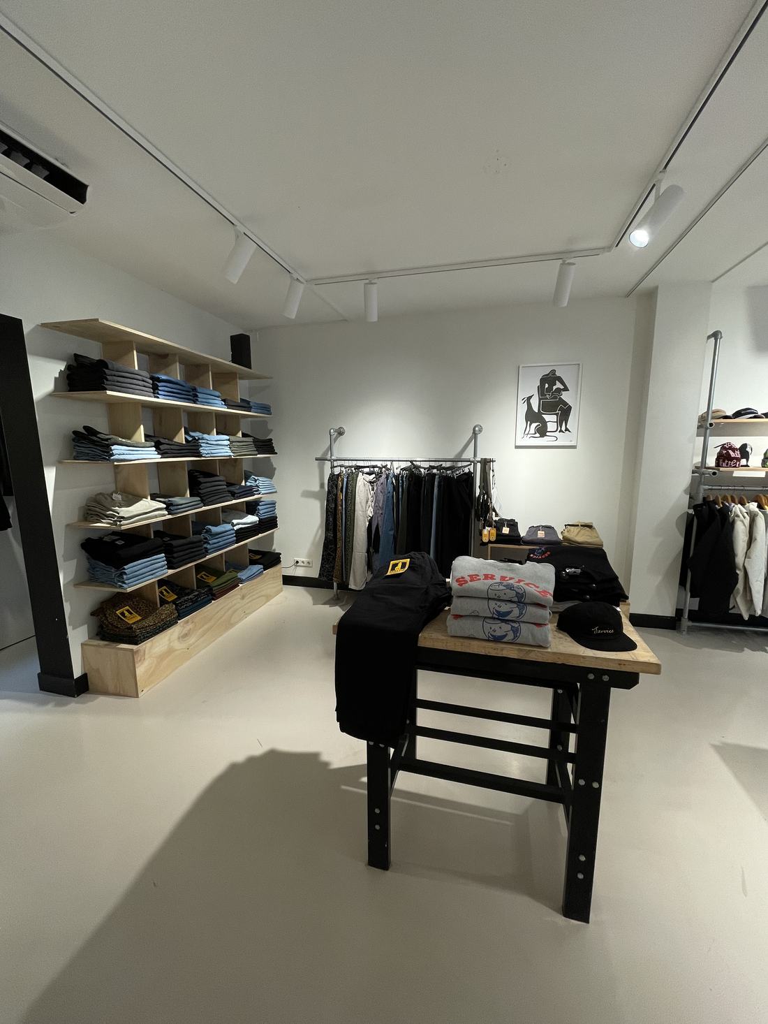 Kledingrekken en houten schappen in Portal Utrecht