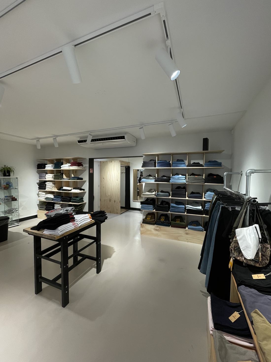 Houten accentwand met kledingschappen