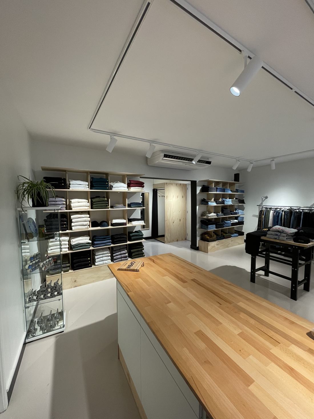 Interieur met houten wand en vitrinekast